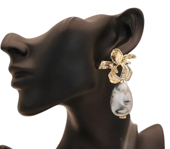 “Afia Orchid” statement earrings in radiant gold and floral design — inspired by the strength and beauty of the orchid flower. A perfect accessory that symbolizes grace, resilience, and feminine power.