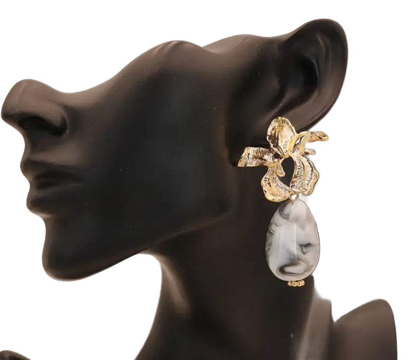 “Afia Orchid” statement earrings in radiant gold and floral design — inspired by the strength and beauty of the orchid flower. A perfect accessory that symbolizes grace, resilience, and feminine power.