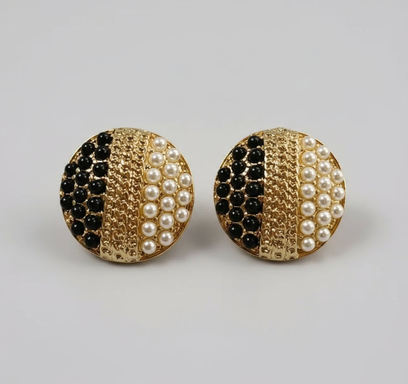 Elegant “Aseda Noir” statement earrings featuring a bold black and gold design — crafted to symbolize gratitude, strength, and sophistication. Perfect for evening wear or formal occasions, these earrings add a touch of royal elegance and timeless beauty.